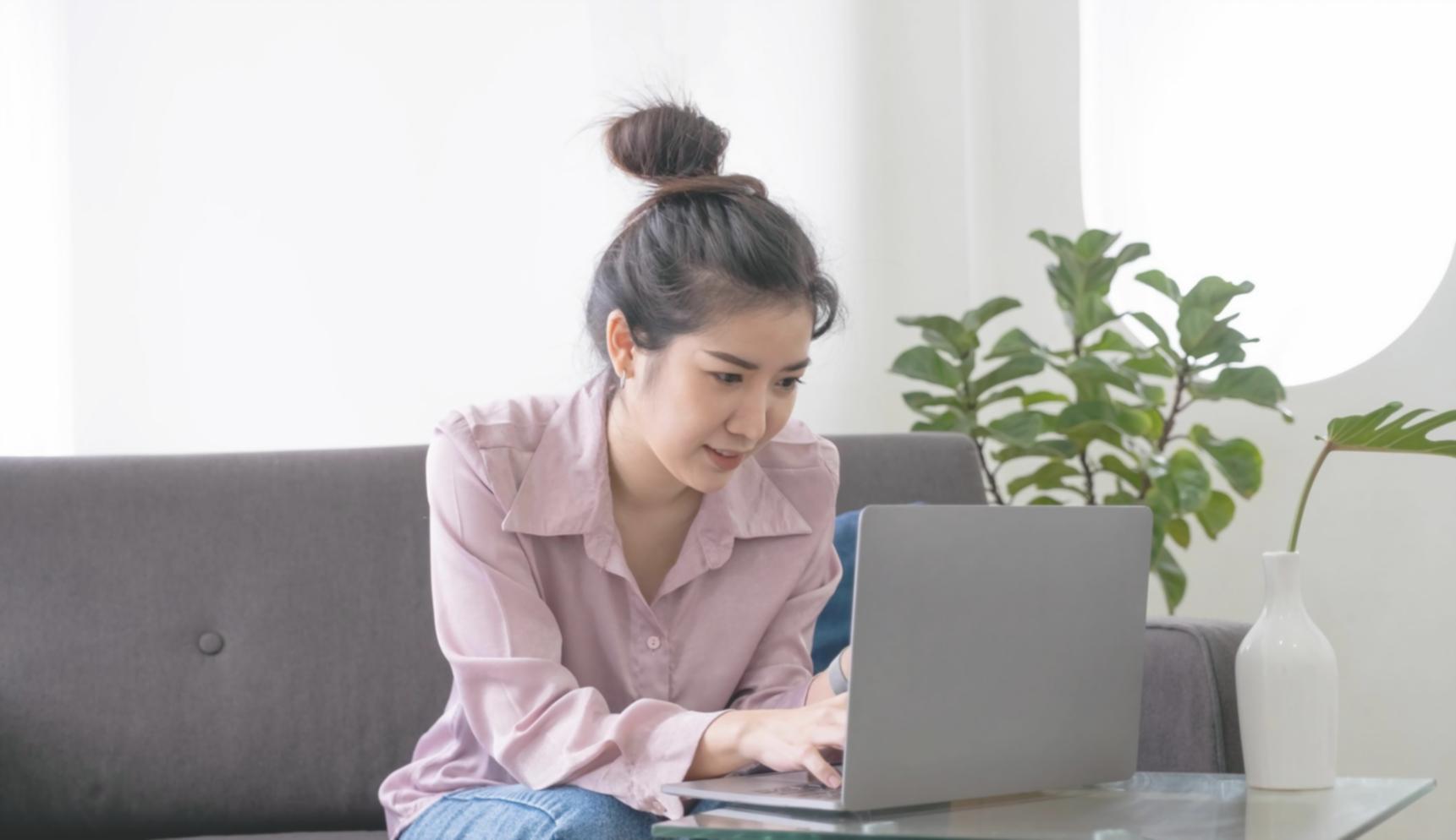 Session de travail sur l'analyse de données financières avec des étudiants concentrés sur leurs projets